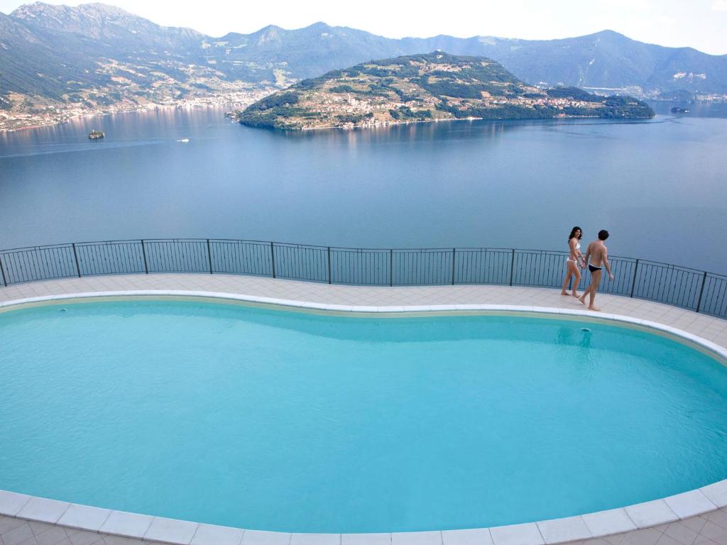 Basen z widokiem na jezioro Iseo