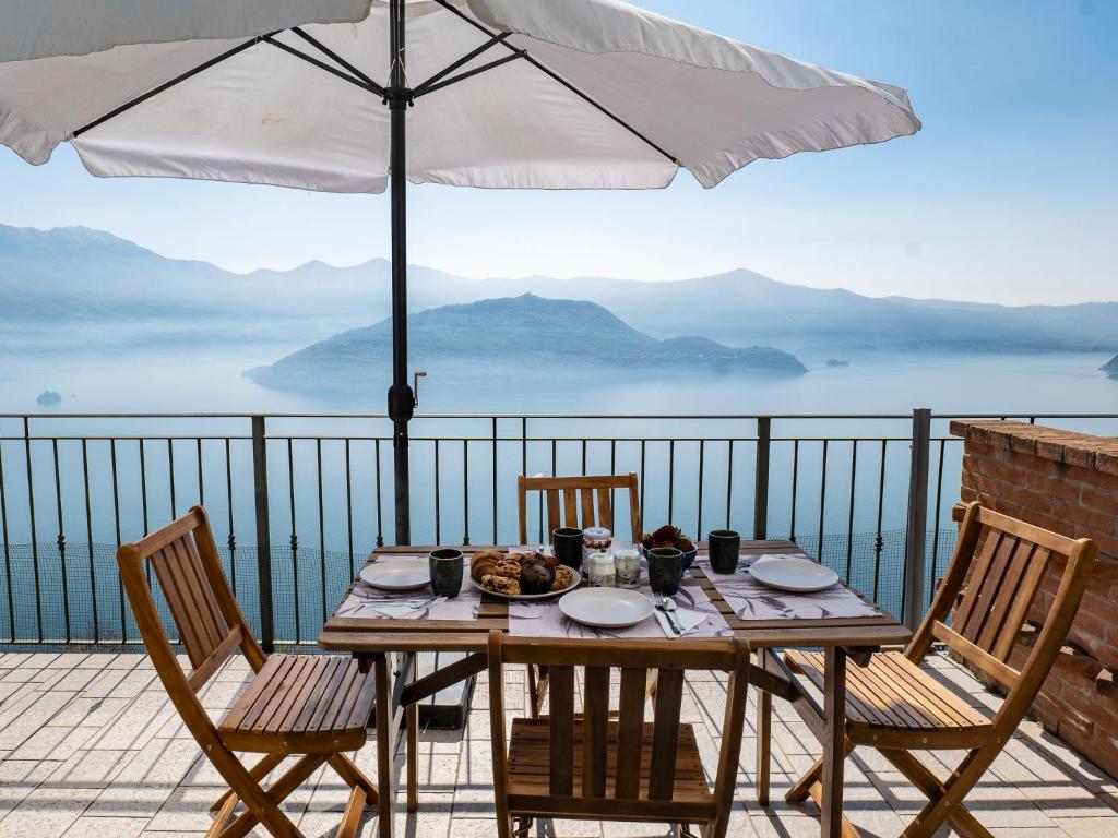 Taras ze śniadaniem i panoramą jeziora Iseo