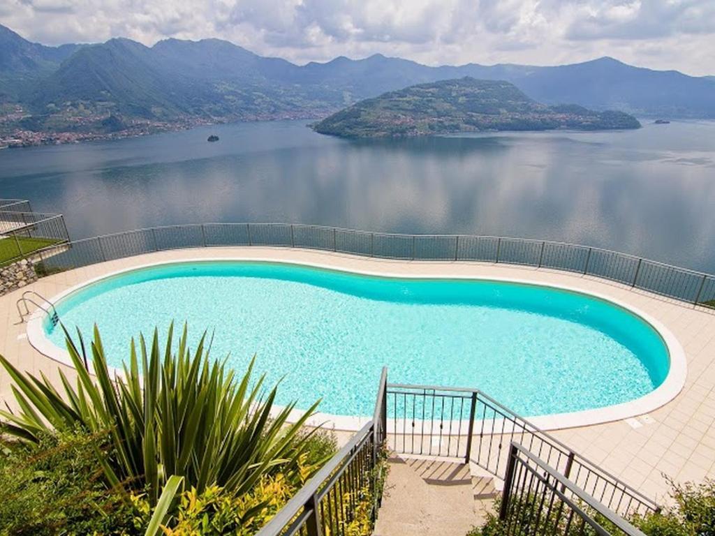 Panoramiczny basen nad jeziorem Iseo