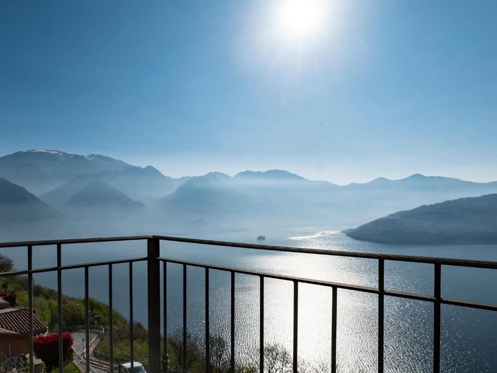 Górski krajobraz nad jeziorem Iseo