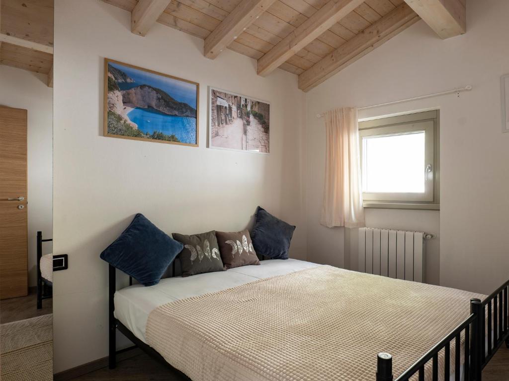 Jasna sypialnia w apartamencie
