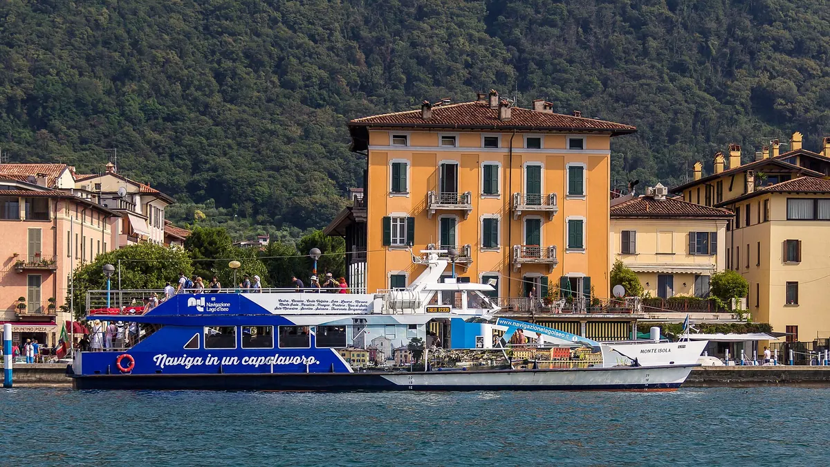 Statek wycieczkowy przy pomoście w Iseo nad jeziorem Iseo