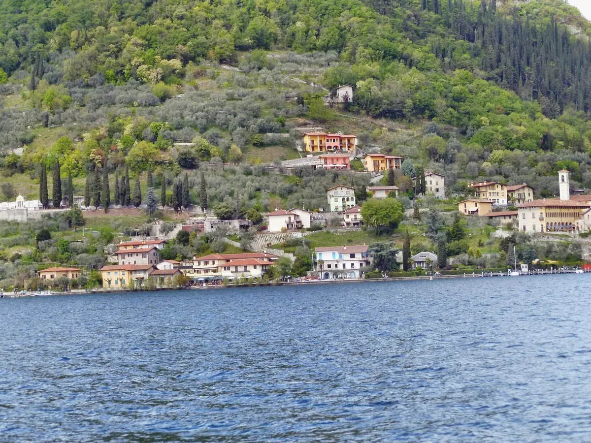 Peschiera Maraglio na wyspie Monte Isola nad jeziorem Iseo